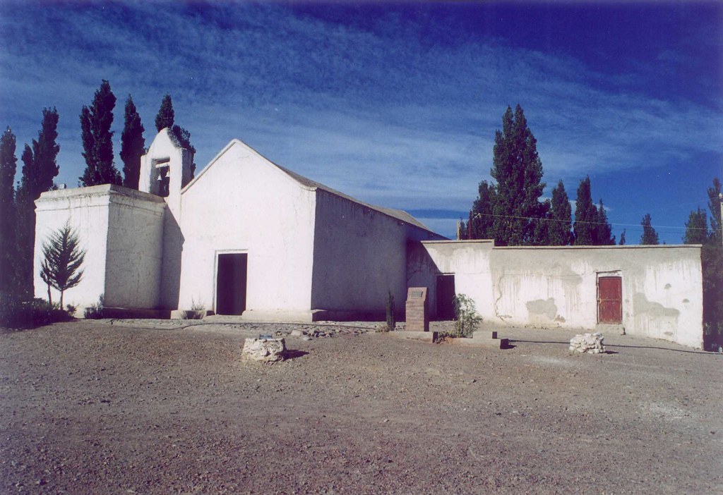 Capilla de Achango, blanca y de adobe, rodeada de álamos