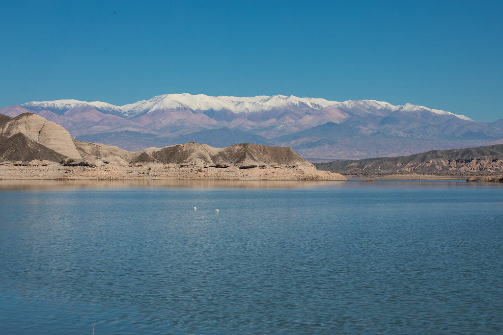 Dique Cuesta del Viento con la cordillera nevada de fondo
